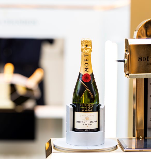 H Mo&#xEB;t &amp; Chandon &#x3BC;&#x3AC;&#x3C2; &#x3C5;&#x3C0;&#x3BF;&#x3B4;&#x3AD;&#x3C7;&#x3B5;&#x3C4;&#x3B1;&#x3B9; &#x3C3;&#x3C4;&#x3BF; &#x3BC;&#x3BF;&#x3BD;&#x3B1;&#x3B4;&#x3B9;&#x3BA;&#x3CC; pop up store &#x3C3;&#x3C4;&#x3BF; Golden Hall
