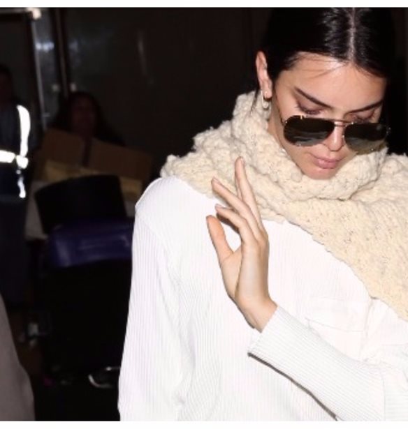 Kendall Jenner: &#x3A6;&#x3BF;&#x3C1;&#x3AC; &#x3C4;&#x3BF; total white &#x3C3;&#x3C4;&#x3B7;&#x3BD; &#x3C0;&#x3B9;&#x3BF; &#x3B1;&#x3BD;&#x3BF;&#x3B9;&#x3BE;&#x3B9;&#x3AC;&#x3C4;&#x3B9;&#x3BA;&#x3B7; &#x3C0;&#x3B1;&#x3C1;&#x3B1;&#x3BB;&#x3BB;&#x3B1;&#x3B3;&#x3AE; &#x3C4;&#x3BF;&#x3C5;!