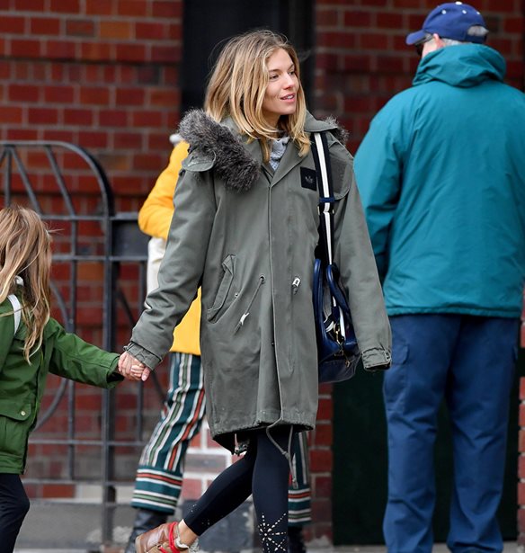 Sienna Miller | 4 καθημερινά χειμερινά outfits που θα αντιγράψουμε