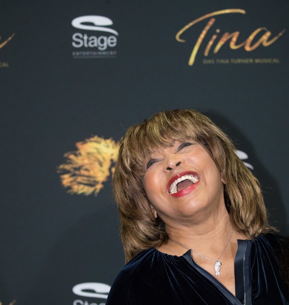 &#x38C;&#x3C4;&#x3B1;&#x3BD; &#x3B7; Tina Turner &#x3AD;&#x3C1;&#x3B9;&#x3BE;&#x3B5; &#x3C7;&#x3C5;&#x3BB;&#x3CC;&#x3C0;&#x3B9;&#x3C4;&#x3B1; &#x3C3;&#x3C4;&#x3BF;&#x3BD; Steven Spielberg