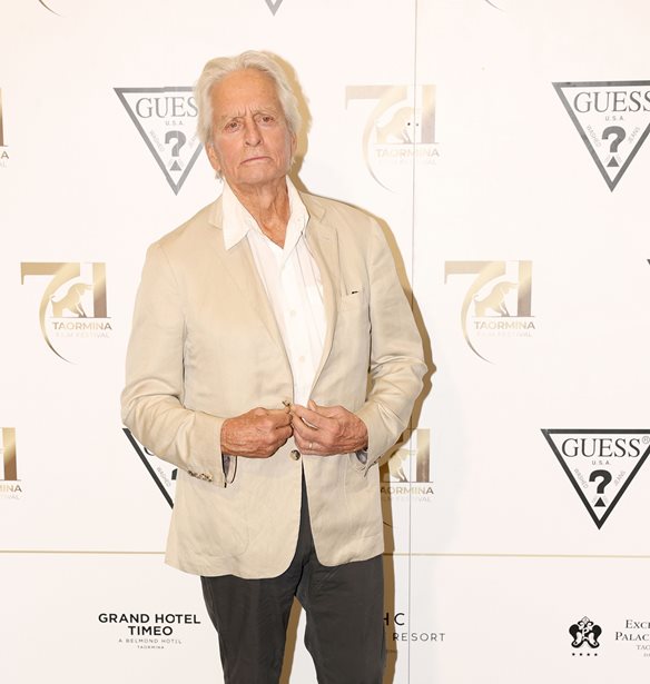Michael Douglas: &quot;&#x395;&#x3AF;&#x3BD;&#x3B1;&#x3B9; &#x3B7; &#x3C0;&#x3B9;&#x3BF; &#x3C3;&#x3BA;&#x3BF;&#x3C4;&#x3B5;&#x3B9;&#x3BD;&#x3AE; &#x3B5;&#x3C0;&#x3BF;&#x3C7;&#x3AE; &#x3C0;&#x3BF;&#x3C5; &#x3B8;&#x3C5;&#x3BC;&#x3AC;&#x3BC;&#x3B1;&#x3B9;, &#x3BD;&#x3C4;&#x3C1;&#x3AD;&#x3C0;&#x3BF;&#x3BC;&#x3B1;&#x3B9; &#x3B3;&#x3B9;&#x3B1; &#x3C4;&#x3B7; &#x3C7;&#x3CE;&#x3C1;&#x3B1; &#x3BC;&#x3BF;&#x3C5;&quot;