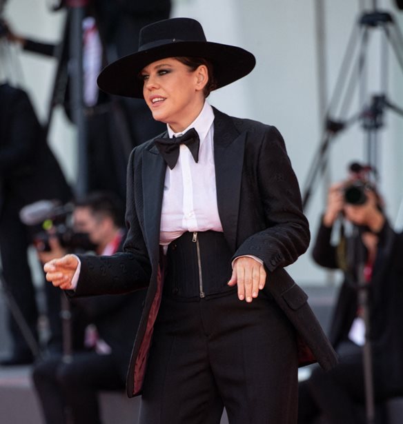 &#x3A6;&#x3B5;&#x3C3;&#x3C4;&#x3B9;&#x3B2;&#x3AC;&#x3BB; &#x392;&#x3B5;&#x3BD;&#x3B5;&#x3C4;&#x3AF;&#x3B1;&#x3C2; | &#x397; B&#xE1;rbara Paz &#x3C6;&#x3CC;&#x3C1;&#x3B5;&#x3C3;&#x3B5; &#x3AD;&#x3BD;&#x3B1; &#x3B4;&#x3AD;&#x3BD;&#x3C4;&#x3C1;&#x3BF; &#x3C3;&#x3B1;&#x3BD; &#x3B1;&#x3BE;&#x3B5;&#x3C3;&#x3BF;&#x3C5;&#x3AC;&#x3C1;