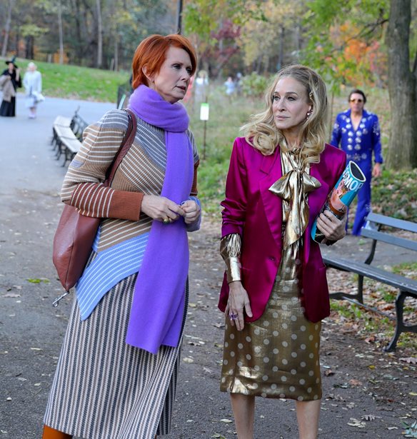 Sarah Jessica Parker &amp; Cynthia Nixon | &#x39C;&#x3B5; &#x3C0;&#x3B1;&#x3C0;&#x3BF;&#x3CD;&#x3C4;&#x3C3;&#x3B9;&#x3B1; Dries Van Noten &#x3BA;&#x3B1;&#x3B9; Alexander McQueen &#x3C3;&#x3C4;&#x3B1; &#x3B3;&#x3C5;&#x3C1;&#x3AF;&#x3C3;&#x3BC;&#x3B1;&#x3C4;&#x3B1; &#x3C4;&#x3BF;&#x3C5; And Just Like That Season 3