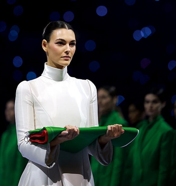 Vittoria Ceretti | Περπάτησε στα βήματα της Carla Bruni 20 χρόνια αργότερα στην τελετή έναρξης των Ολυμπιακών Αγώνων στο Μιλάνο