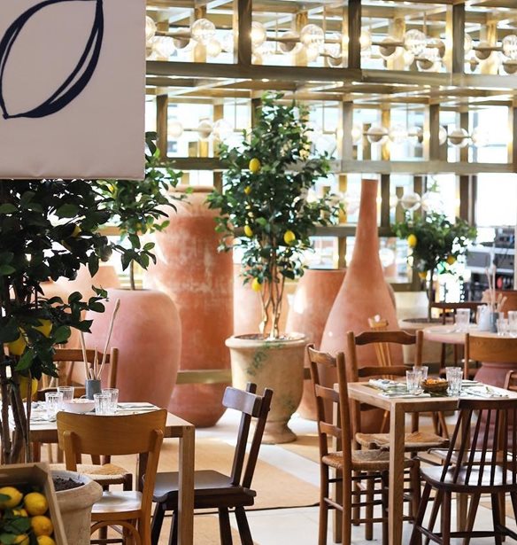 O Jacquemus &#x3AC;&#x3BD;&#x3BF;&#x3B9;&#x3BE;&#x3B5; &#x3C4;&#x3BF; &#x3C0;&#x3B9;&#x3BF; &#x3C6;&#x3B1;&#x3BD;&#x3C4;&#x3B1;&#x3C3;&#x3C4;&#x3B9;&#x3BA;&#x3CC; caf&#xE9; &#x3C3;&#x3C4;&#x3BF; &#x3A0;&#x3B1;&#x3C1;&#x3AF;&#x3C3;&#x3B9;