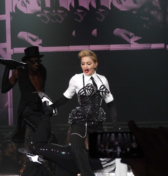 Madonna | &#x397; &#x3C3;&#x3C5;&#x3B3;&#x3BA;&#x3BB;&#x3BF;&#x3BD;&#x3B9;&#x3C3;&#x3C4;&#x3B9;&#x3BA;&#x3AE; &#x3BF;&#x3BC;&#x3B9;&#x3BB;&#x3AF;&#x3B1; &#x3C4;&#x3B7;&#x3C2; &#x3B3;&#x3B9;&#x3B1; &#x3C4;&#x3BF;&#x3BD; &#x3C0;&#x3CC;&#x3BB;&#x3B5;&#x3BC;&#x3BF; &#x3C3;&#x3C4;&#x3BF; &#x399;&#x3C3;&#x3C1;&#x3B1;&#x3AE;&#x3BB;