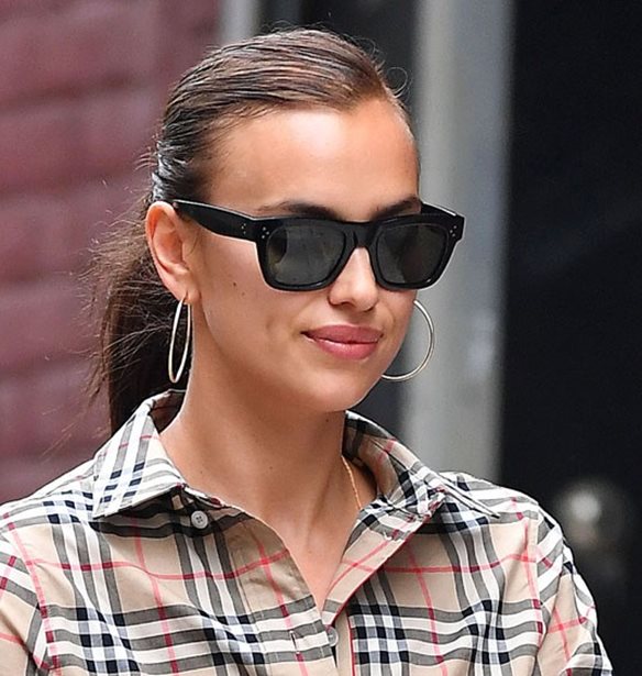 H Irina Shayk &#x3C6;&#x3CC;&#x3C1;&#x3B5;&#x3C3;&#x3B5; &#x3C4;&#x3B7;&#x3BD; &#x3C0;&#x3B9;&#x3BF; &#x3B5;&#x3BD;&#x3B1;&#x3BB;&#x3BB;&#x3B1;&#x3BA;&#x3C4;&#x3B9;&#x3BA;&#x3AE; &#x3C4;&#x3AC;&#x3C3;&#x3B7; &#x3C3;&#x3C4;&#x3B1; jeans
