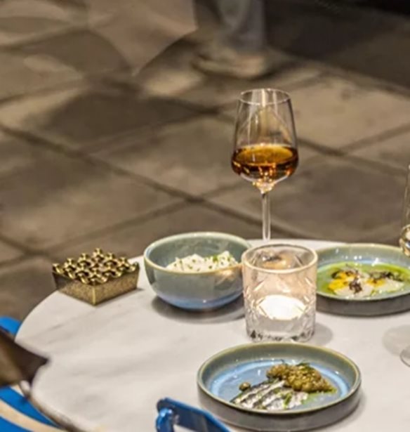 O Romain Gavras &#x3AC;&#x3BD;&#x3BF;&#x3B9;&#x3BE;&#x3B5; wine bar &#x3C3;&#x3C4;&#x3BF; &#x39D;&#x3AD;&#x3BF; &#x39A;&#x3CC;&#x3C3;&#x3BC;&#x3BF;