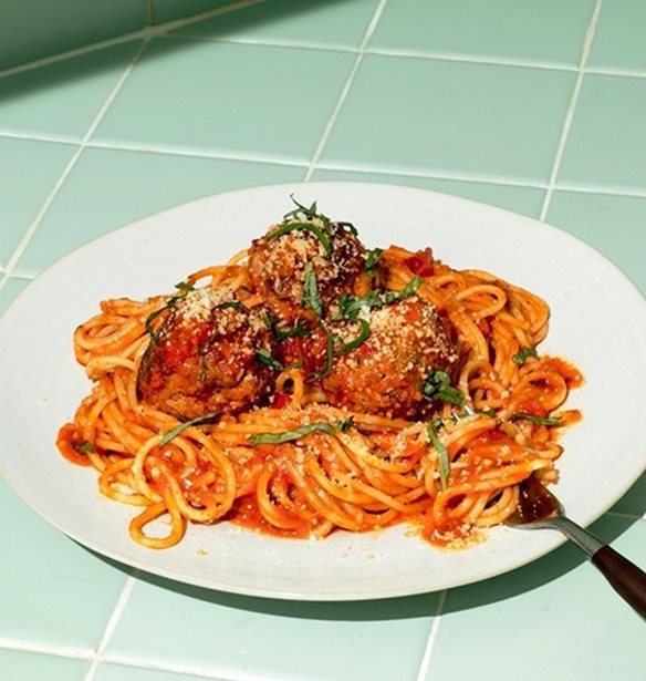 &#x397; Chrissy Teigen &#x3B4;&#x3AF;&#x3BD;&#x3B5;&#x3B9; &#x3C4;&#x3B7;&#x3BD; &#x3C4;&#x3AD;&#x3BB;&#x3B5;&#x3B9;&#x3B1; &#x3C3;&#x3C5;&#x3BD;&#x3C4;&#x3B1;&#x3B3;&#x3AE; &#x3B3;&#x3B9;&#x3B1; &#x3A3;&#x3C0;&#x3B1;&#x3B3;&#x3B3;&#x3AD;&#x3C4;&#x3B9; &#x3BA;&#x3B1;&#x3B9; &#x39A;&#x3B5;&#x3C6;&#x3C4;&#x3B5;&#x3B4;&#x3AC;&#x3BA;&#x3B9;&#x3B1;