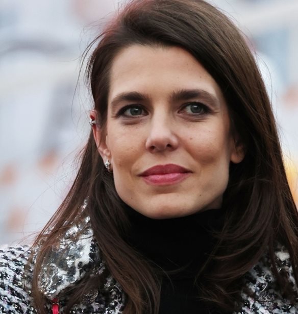 Charlotte Casiraghi | &#x3A0;&#x3CE;&#x3C2; &#x3C6;&#x3CC;&#x3C1;&#x3B5;&#x3C3;&#x3B5; &#x3BC;&#x3B5; formal &#x3C4;&#x3C1;&#x3CC;&#x3C0;&#x3BF; &#x3AD;&#x3BD;&#x3B1; &#x3C4;&#x3B6;&#x3B9;&#x3BD; &#x3C0;&#x3B1;&#x3BD;&#x3C4;&#x3B5;&#x3BB;&#x3CC;&#x3BD;&#x3B9; &#x3C3;&#x3C4;&#x3BF; fashion show &#x3C4;&#x3BF;&#x3C5; &#x3BF;&#x3AF;&#x3BA;&#x3BF;&#x3C5; Chanel