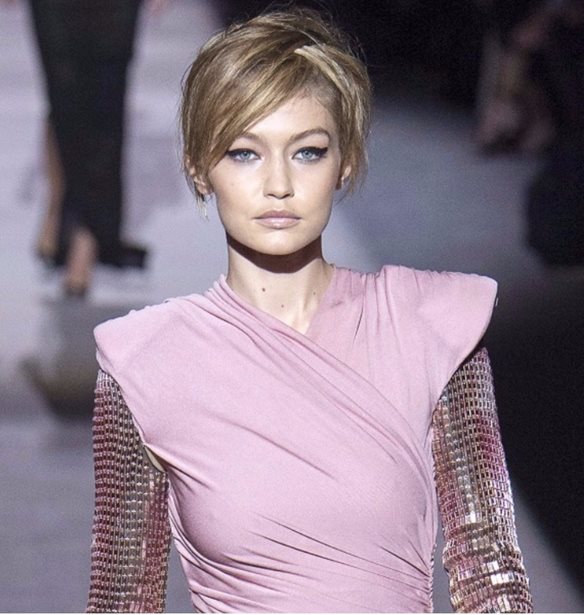 H Gigi Hadid &#x3B1;&#x3C0;&#x3BF;&#x3B4;&#x3B5;&#x3B9;&#x3BA;&#x3BD;&#x3CD;&#x3B5;&#x3B9; &#x3CC;&#x3C4;&#x3B9; &#x3C4;&#x3BF; &#x3C1;&#x3BF;&#x3B6; &#x3C0;&#x3B1;&#x3C1;&#x3B1;&#x3BC;&#x3AD;&#x3BD;&#x3B5;&#x3B9; &#x3B7; &#x3BA;&#x3BF;&#x3C1;&#x3C5;&#x3C6;&#x3B1;&#x3AF;&#x3B1; &#x3C4;&#x3AC;&#x3C3;&#x3B7; &#x3C4;&#x3B7;&#x3C2; &#x3C3;&#x3B5;&#x3B6;&#x3CC;&#x3BD;