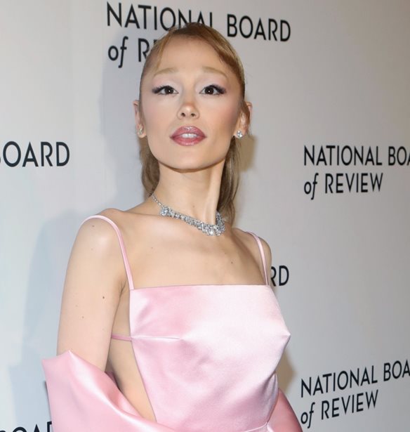 Ariana Grande | &#x39C;&#x3B5; &#x3C1;&#x3BF;&#x3B6; gown Loewe &#x3C3;&#x3C4;&#x3BF; National Board of Review Gala