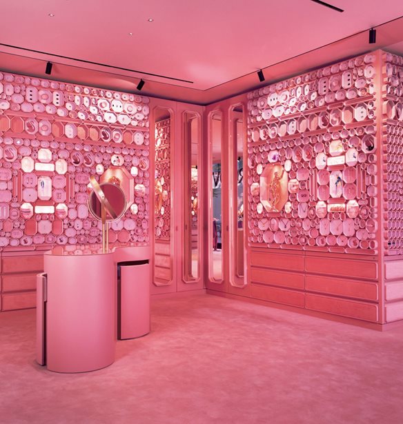 &#x397; Swarovski &#x3B5;&#x3B3;&#x3BA;&#x3B1;&#x3B9;&#x3BD;&#x3B9;&#x3AC;&#x3B6;&#x3B5;&#x3B9; &#x3C4;&#x3BF; &#x3BD;&#x3AD;&#x3BF; &#x3B5;&#x3BC;&#x3B2;&#x3BB;&#x3B7;&#x3BC;&#x3B1;&#x3C4;&#x3B9;&#x3BA;&#x3CC; &#x3BA;&#x3B1;&#x3C4;&#x3AC;&#x3C3;&#x3C4;&#x3B7;&#x3BC;&#x3AC; &#x3C4;&#x3B7;&#x3C2; &#x3C3;&#x3C4;&#x3B7; &#x396;&#x3C5;&#x3C1;&#x3AF;&#x3C7;&#x3B7;