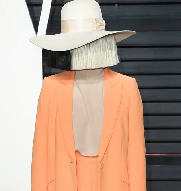 &#x39A;&#x3B9; &#x3CC;&#x3BC;&#x3C9;&#x3C2; | &#x397; Sia &#x3AD;&#x3B3;&#x3B9;&#x3BD;&#x3B5; &#x3B3;&#x3B9;&#x3B1;&#x3B3;&#x3B9;&#x3AC; &#x3C3;&#x3C4;&#x3B1; 44 &#x3C4;&#x3B7;&#x3C2; &#x3C7;&#x3C1;&#x3CC;&#x3BD;&#x3B9;&#x3B1;