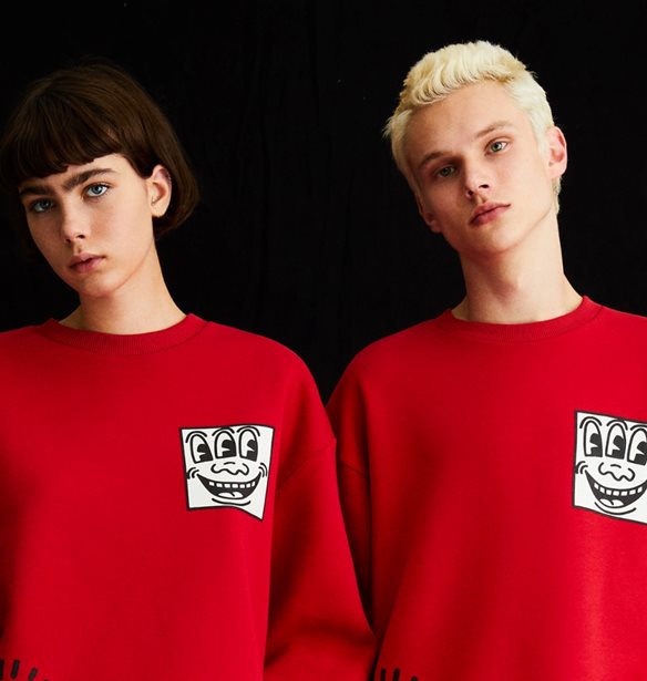 KEITH HARING by Bershka | &#x39C;&#x3AF;&#x3B1; &#x3C3;&#x3C5;&#x3BB;&#x3BB;&#x3BF;&#x3B3;&#x3AE; &#x3B1;&#x3C6;&#x3B9;&#x3B5;&#x3C1;&#x3C9;&#x3BC;&#x3AD;&#x3BD;&#x3B7; &#x3C3;&#x3C4;&#x3BF;&#x3BD; &#x3BA;&#x3B1;&#x3BB;&#x3BB;&#x3B9;&#x3C4;&#x3AD;&#x3C7;&#x3BD;&#x3B7; &#x3C4;&#x3B7;&#x3C2; &#x3C3;&#x3CD;&#x3B3;&#x3C7;&#x3C1;&#x3BF;&#x3BD;&#x3B7;&#x3C2; pop art