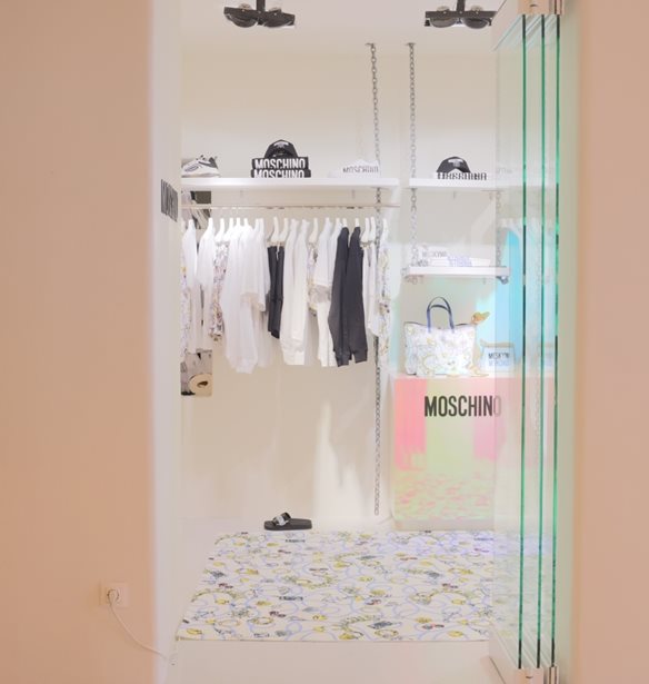 &#x397; &#x3BD;&#x3AD;&#x3B1; pop-up &#x3BC;&#x3C0;&#x3BF;&#x3C5;&#x3C4;&#x3AF;&#x3BA; &#x3C4;&#x3B7;&#x3C2; Moschino &#x3AC;&#x3BD;&#x3BF;&#x3B9;&#x3BE;&#x3B5; &#x3C4;&#x3B9;&#x3C2; &#x3C0;&#x3CC;&#x3C1;&#x3C4;&#x3B5;&#x3C2; &#x3C4;&#x3B7;&#x3C2; &#x3C3;&#x3C4;&#x3B7; &#x39C;&#x3CD;&#x3BA;&#x3BF;&#x3BD;&#x3BF;