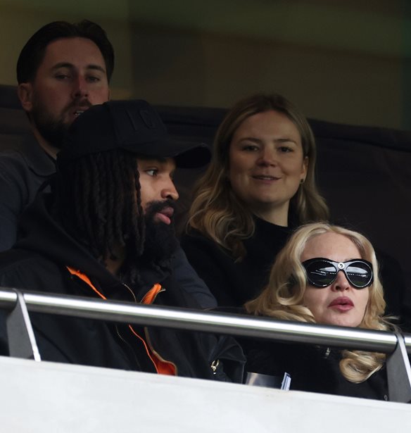 Madonna | Σπάνια εμφάνιση στο γήπεδο για τη βασίλισσα της ποπ μαζί με τις δίδυμες κόρες της