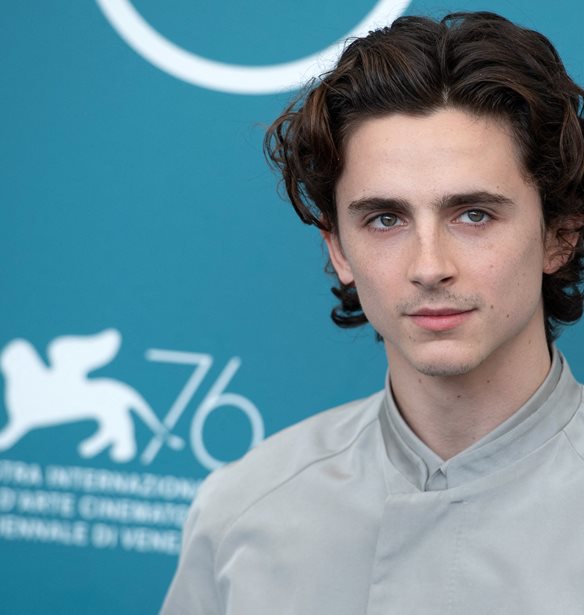 &#x39F; Timoth&#xE9;e Chalamet &#x3C3;&#x3C5;&#x3BD;&#x3B5;&#x3C1;&#x3B3;&#x3AC;&#x3B6;&#x3B5;&#x3C4;&#x3B1;&#x3B9; &#x3BC;&#x3B5; &#x3C4;&#x3BF;&#x3BD; Haider Ackermann&#xA0;&#x3C3;&#x3C4;&#x3B7; &#x3B4;&#x3B7;&#x3BC;&#x3B9;&#x3BF;&#x3C5;&#x3C1;&#x3B3;&#x3AF;&#x3B1; &#x3BC;&#x3B9;&#x3B1;&#x3C2; hoodie &#x3C0;&#x3BF;&#x3C5; &#x3C3;&#x3C4;&#x3B7;&#x3C1;&#x3AF;&#x3B6;&#x3B5;&#x3B9; &#x3C4;&#x3B9;&#x3C2; &#x3B3;&#x3C5;&#x3BD;&#x3B1;&#x3AF;&#x3BA;&#x3B5;&#x3C2; &#x3BA;&#x3B1;&#x3B9; &#x3C4;&#x3B1; &#x3C0;&#x3B1;&#x3B9;&#x3B4;&#x3B9;&#x3AC; &#x3C4;&#x3BF;&#x3C5; &#x391;&#x3C6;&#x3B3;&#x3B1;&#x3BD;&#x3B9;&#x3C3;&#x3C4;&#x3AC;&#x3BD;