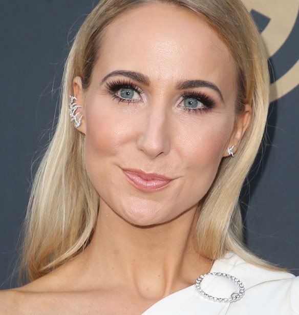 Nikki Glaser | &#x397; &#x3C0;&#x3BB;&#x3B1;&#x3C3;&#x3C4;&#x3B9;&#x3BA;&#x3AE; &#x3B5;&#x3C0;&#x3AD;&#x3BC;&#x3B2;&#x3B1;&#x3C3;&#x3B7; &#x3C0;&#x3BF;&#x3C5; &#x3B1;&#x3BD;&#x3AD;&#x3B2;&#x3B1;&#x3BB;&#x3B5; &#x3B3;&#x3B9;&#x3B1; &#x3BD;&#x3B1; &#x3C0;&#x3B1;&#x3C1;&#x3BF;&#x3C5;&#x3C3;&#x3B9;&#x3AC;&#x3C3;&#x3B5;&#x3B9; &#x3C4;&#x3B1; &#x3C6;&#x3B5;&#x3C4;&#x3B9;&#x3BD;&#x3AC; Golden Globes