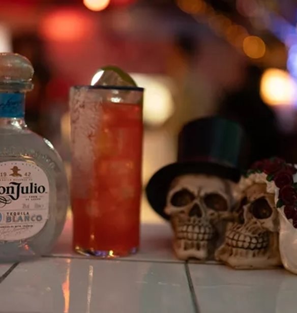 Dia de los Muertos! &#x39C;&#x3AF;&#x3B1; &#x3BE;&#x3AD;&#x3C6;&#x3C1;&#x3B5;&#x3BD;&#x3B7; &#x3B2;&#x3C1;&#x3B1;&#x3B4;&#x3B9;&#x3AC; &#x3BC;&#x3B5; &#x3BC;&#x3B5;&#x3BE;&#x3B9;&#x3BA;&#x3AC;&#x3BD;&#x3B9;&#x3BA;&#x3BF; &#x3C4;&#x3B1;&#x3C0;&#x3B5;&#x3C1;&#x3B1;&#x3BC;&#x3AD;&#x3BD;&#x3C4;&#x3BF; &#x3C0;&#x3B1;&#x3C1;&#x3AD;&#x3B1; &#x3BC;&#x3B5; &#x3C4;&#x3B7; Don Julio tequila