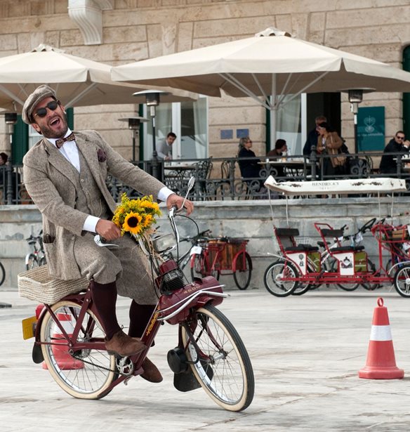 &quot;A Weekend in Tweed&quot; | &#x388;&#x3BD;&#x3B1; &#x3C1;&#x3B5;&#x3C4;&#x3C1;&#x3CC; &#x3A3;&#x3B1;&#x3B2;&#x3B2;&#x3B1;&#x3C4;&#x3BF;&#x3BA;&#x3CD;&#x3C1;&#x3B9;&#x3B1;&#x3BA;&#x3BF; &#x3C3;&#x3C4;&#x3BF; &#x3BA;&#x3BF;&#x3C3;&#x3BC;&#x3BF;&#x3C0;&#x3BF;&#x3BB;&#x3AF;&#x3C4;&#x3B9;&#x3BA;&#x3BF; Poseidonion Grand Hotel&#xA0;&#x3C3;&#x3C4;&#x3B9;&#x3C2; &#x3A3;&#x3C0;&#x3AD;&#x3C4;&#x3C3;&#x3B5;&#x3C2;