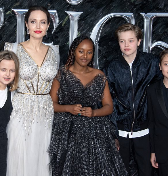 Shiloh Jolie Pitt | &#x397; &#x3BE;&#x3B5;&#x3C7;&#x3C9;&#x3C1;&#x3B9;&#x3C3;&#x3C4;&#x3AE; &#x3B5;&#x3BC;&#x3C6;&#x3AC;&#x3BD;&#x3B9;&#x3C3;&#x3B7; &#x3C4;&#x3B7;&#x3C2; 15&#x3C7;&#x3C1;&#x3BF;&#x3BD;&#x3B7;&#x3C2; &#x3BA;&#x3CC;&#x3C1;&#x3B7;&#x3C2; &#x3C4;&#x3B7;&#x3C2; Angelina Jolie &#x3BC;&#x3B5; little black dress &#x3BA;&#x3B1;&#x3B9; sneakers