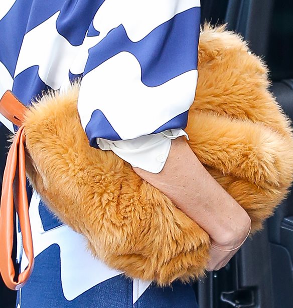 Τσάντα με γούνα | 5 κομμάτια από τα Zara για να υιοθετήσεις το trend