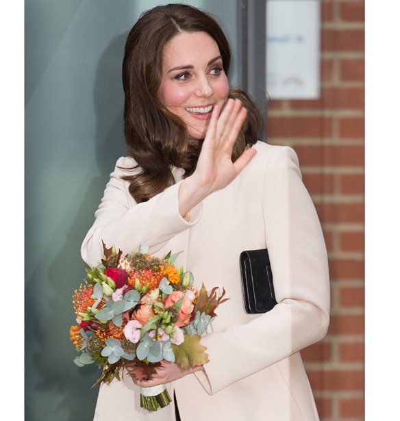 Kate Middleton: &#x39C;&#x3B5; &#x3C4;&#x3BF; &#x3AF;&#x3B4;&#x3B9;&#x3BF; &#x3BA;&#x3BF;&#x3BC;&#x3C8;&#x3CC; &#x3C0;&#x3B1;&#x3BD;&#x3C9;&#x3C6;&#x3CC;&#x3C1;&#x3B9; 3 &#x3C7;&#x3C1;&#x3CC;&#x3BD;&#x3B9;&#x3B1; &#x3BC;&#x3B5;&#x3C4;&#x3AC;