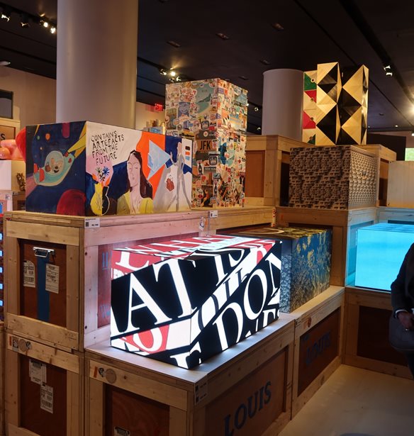 &quot;200 trunks, 200 visionaries: The Exhibition&quot; | &#x397; &#x3B5;&#x3BC;&#x3B2;&#x3BB;&#x3B7;&#x3BC;&#x3B1;&#x3C4;&#x3B9;&#x3BA;&#x3AE; &#x3AD;&#x3BA;&#x3B8;&#x3B5;&#x3C3;&#x3B7; &#x3C4;&#x3BF;&#x3C5; Louis Vuitton &#x3C3;&#x3C4;&#x3B7; &#x39D;&#x3AD;&#x3B1; &#x3A5;&#x3CC;&#x3C1;&#x3BA;&#x3B7;