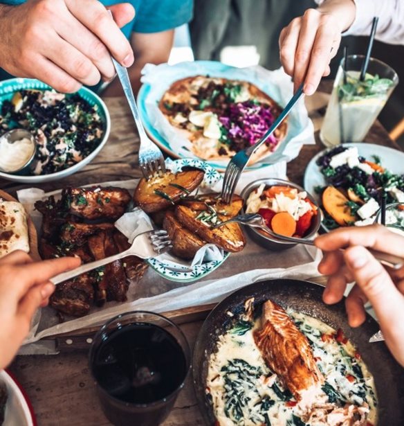 Τι να τρώω όταν βγαίνω έξω ή παίρνω delivery; Ρωτήσαμε 10 διαιτολόγους τι προτιμούν