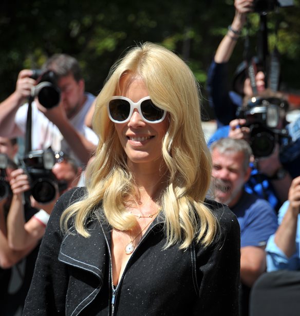 &#x397; Claudia Schiffer &#x3AD;&#x3B3;&#x3B9;&#x3BD;&#x3B5; 50 &#x3BA;&#x3B1;&#x3B9; &#x3BC;&#x3B1;&#x3C2; &#x3B8;&#x3C5;&#x3BC;&#x3AF;&#x3B6;&#x3B5;&#x3B9; &#x3C4;&#x3B9;&#x3C2; &#x3C0;&#x3B9;&#x3BF; &#x3BB;&#x3B1;&#x3BC;&#x3C0;&#x3B5;&#x3C1;&#x3AD;&#x3C2; &#x3C3;&#x3C4;&#x3B9;&#x3B3;&#x3BC;&#x3AD;&#x3C2; &#x3C4;&#x3B7;&#x3C2; &#x3BA;&#x3B1;&#x3C1;&#x3B9;&#x3AD;&#x3C1;&#x3B1;&#x3C2; &#x3C4;&#x3B7;&#x3C2;