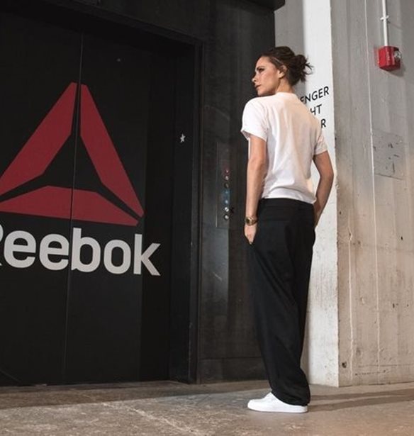 H Victoria Beckham &#x3C3;&#x3C5;&#x3BD;&#x3B5;&#x3C1;&#x3B3;&#x3AC;&#x3B6;&#x3B5;&#x3C4;&#x3B1;&#x3B9; &#x3BC;&#x3B5; &#x3C4;&#x3B7; Reebok &#x3B3;&#x3B9;&#x3B1; &#x3BC;&#x3AF;&#x3B1; &#x3BD;&#x3AD;&#x3B1; &#x3B1;&#x3B8;&#x3BB;&#x3B7;&#x3C4;&#x3B9;&#x3BA;&#x3AE; &#x3C3;&#x3C5;&#x3BB;&#x3BB;&#x3BF;&#x3B3;&#x3AE;