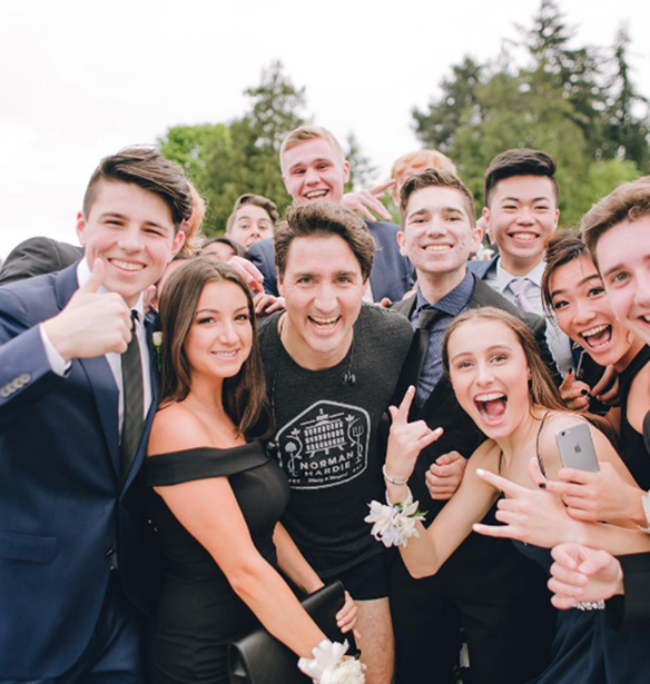 Justin Trudeau: &#x3A4;&#x3BF; &#x3B1;&#x3C0;&#x3AF;&#x3C3;&#x3C4;&#x3B5;&#x3C5;&#x3C4;&#x3BF; photobombing &#x3C3;&#x3B5; &#x3C3;&#x3C7;&#x3BF;&#x3BB;&#x3B9;&#x3BA;&#x3AE; &#x3C6;&#x3C9;&#x3C4;&#x3BF;&#x3B3;&#x3C1;&#x3B1;&#x3C6;&#x3AF;&#x3B1;!