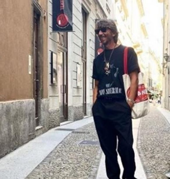 Strand X Valentino | &#x397; &#x3C3;&#x3C5;&#x3BB;&#x3BB;&#x3B5;&#x3BA;&#x3C4;&#x3B9;&#x3BA;&#x3AE; tote bag &#x3C4;&#x3BF;&#x3C5; &#x3B2;&#x3B9;&#x3B2;&#x3BB;&#x3B9;&#x3BF;&#x3C0;&#x3C9;&#x3BB;&#x3B5;&#x3AF;&#x3BF;&#x3C5; &#x3C6;&#x3AD;&#x3C1;&#x3B5;&#x3B9; &#x3C4;&#x3B7;&#x3BD; &#x3C5;&#x3C0;&#x3BF;&#x3B3;&#x3C1;&#x3B1;&#x3C6;&#x3AE; &#x3C4;&#x3BF;&#x3C5; Pierpaolo Piccioli