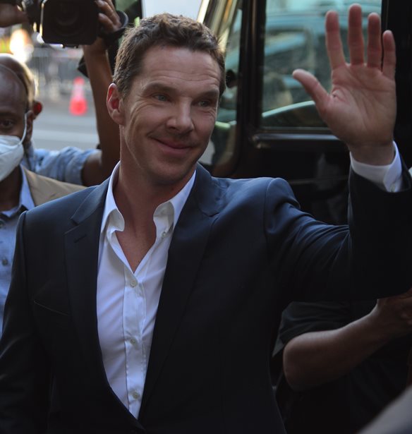 Benedict Cumberbatch | &#x391;&#x3C0;&#x3BF;&#x3BA;&#x3AC;&#x3BB;&#x3C5;&#x3C8;&#x3B5; &#x3C3;&#x3C4;&#x3BF; Saturday Night Live &#x3CC;&#x3C4;&#x3B9; &#x3B7; &#x3BC;&#x3B7;&#x3C4;&#x3AD;&#x3C1;&#x3B1; &#x3C4;&#x3BF;&#x3C5; &#x3BA;&#x3AC;&#x3BD;&#x3B5;&#x3B9; &#x3B4;&#x3B9;&#x3B1;&#x3BA;&#x3BF;&#x3C0;&#x3AD;&#x3C2; &#x3C3;&#x3C4;&#x3B7;&#x3BD; &#x395;&#x3BB;&#x3BB;&#x3AC;&#x3B4;&#x3B1;