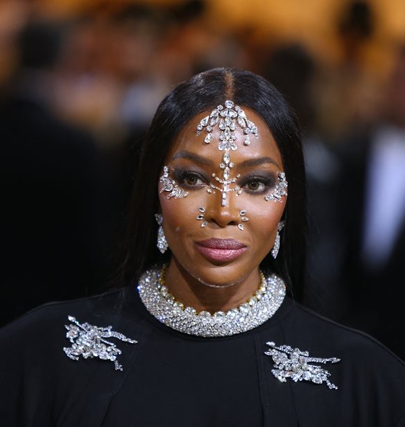 &#x397; Naomi Campbell &#x3C6;&#x3CC;&#x3C1;&#x3B5;&#x3C3;&#x3B5; &#x3AD;&#x3BD;&#x3B1; choker 6,6 &#x3B5;&#x3BA;&#x3B1;&#x3C4;&#x3BF;&#x3BC;&#x3BC;&#x3C5;&#x3C1;&#x3AF;&#x3C9;&#x3BD; &#x3B4;&#x3BF;&#x3BB;&#x3B1;&#x3C1;&#x3AF;&#x3C9;&#x3BD; &#x3C3;&#x3C4;&#x3BF; Met Gala