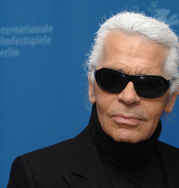 Karl Lagerfeld | &#x39C;&#x3B9;&#x3B1; &#x3BD;&#x3AD;&#x3B1; &#x3B2;&#x3B9;&#x3BF;&#x3B3;&#x3C1;&#x3B1;&#x3C6;&#x3AF;&#x3B1; &#x3B1;&#x3C0;&#x3BF;&#x3BA;&#x3B1;&#x3BB;&#x3CD;&#x3C0;&#x3C4;&#x3B5;&#x3B9; &#x3C3;&#x3C7;&#x3AD;&#x3C3;&#x3B5;&#x3B9;&#x3C2; &#x3C4;&#x3B7;&#x3C2; &#x3BF;&#x3B9;&#x3BA;&#x3BF;&#x3B3;&#x3AD;&#x3BD;&#x3B5;&#x3B9;&#x3AC;&#x3C2; &#x3C4;&#x3BF;&#x3C5; &#x3BC;&#x3B5; &#x3C4;&#x3BF;&#x3C5;&#x3C2; &#x39D;&#x3B1;&#x3B6;&#x3AF;