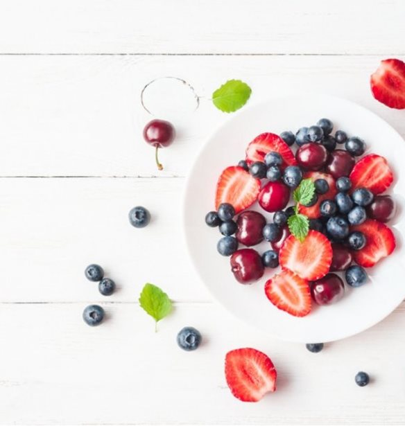 Πόσα φρούτα μπορώ να τρώω; Ολόκληρα, σε smoothie ή χυμό;