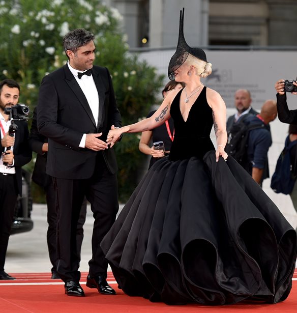 Lady Gaga | &#x395;&#x3BA;&#x3B8;&#x3B1;&#x3BC;&#x3B2;&#x3C9;&#x3C4;&#x3B9;&#x3BA;&#x3AE; &#x3C3;&#x3C4;&#x3BF; &#x3BA;&#x3CC;&#x3BA;&#x3BA;&#x3B9;&#x3BD;&#x3BF; &#x3C7;&#x3B1;&#x3BB;&#x3AF; &#x3C4;&#x3BF;&#x3C5; &#x3A6;&#x3B5;&#x3C3;&#x3C4;&#x3B9;&#x3B2;&#x3AC;&#x3BB; &#x39A;&#x3B9;&#x3BD;&#x3B7;&#x3BC;&#x3B1;&#x3C4;&#x3BF;&#x3B3;&#x3C1;&#x3AC;&#x3C6;&#x3BF;&#x3C5; &#x3C4;&#x3B7;&#x3C2; &#x392;&#x3B5;&#x3BD;&#x3B5;&#x3C4;&#x3AF;&#x3B1;&#x3C2; &#x3BC;&#x3B5; custom Dior