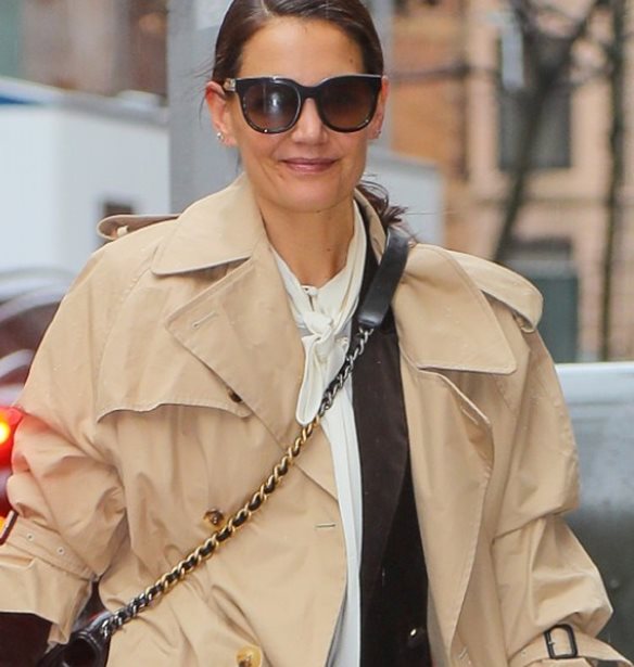 &#x397; Katie Holmes &#x3C6;&#x3CC;&#x3C1;&#x3B5;&#x3C3;&#x3B5; &#x3C3;&#x3C4;&#x3BF; front row &#x3C4;&#x3BF; &#x3B9;&#x3B4;&#x3B1;&#x3BD;&#x3B9;&#x3BA;&#x3CC; look &#x3B3;&#x3B9;&#x3B1; &#x3CC;&#x3BB;&#x3B5;&#x3C2; &#x3C4;&#x3B9;&#x3C2; &#x3CE;&#x3C1;&#x3B5;&#x3C2;