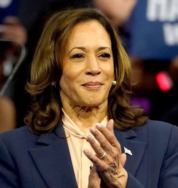 Kamala Harris | &#x391;&#x3C0;&#x3B1;&#x3BD;&#x3C4;&#x3AC; &#x3C3;&#x3C4;&#x3BF;&#x3C5;&#x3C2; &#x3B5;&#x3C0;&#x3B9;&#x3BA;&#x3C1;&#x3B9;&#x3C4;&#x3AD;&#x3C2; &#x3C4;&#x3B7;&#x3C2; &#x3C3;&#x3C7;&#x3B5;&#x3C4;&#x3B9;&#x3BA;&#x3AC; &#x3BC;&#x3B5; &#x3C4;&#x3B7; &#x3B8;&#x3B5;&#x3C4;&#x3AE; &#x3BA;&#x3CC;&#x3C1;&#x3B7; &#x3C4;&#x3B7;&#x3C2;, Ella Emhoff