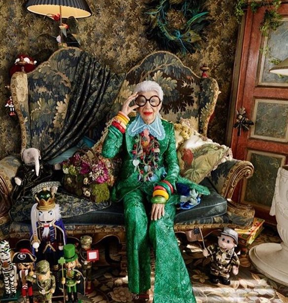 Iris Apfel | &#x39C;&#x3B5;&#x3C4;&#x3B1;&#x3BC;&#x3BF;&#x3C1;&#x3C6;&#x3CE;&#x3BD;&#x3B5;&#x3C4;&#x3B1;&#x3B9; &#x3C3;&#x3B5;&#x2026; &#x3BA;&#x3BF;&#x3CD;&#x3BA;&#x3BB;&#x3B1; Barbie!