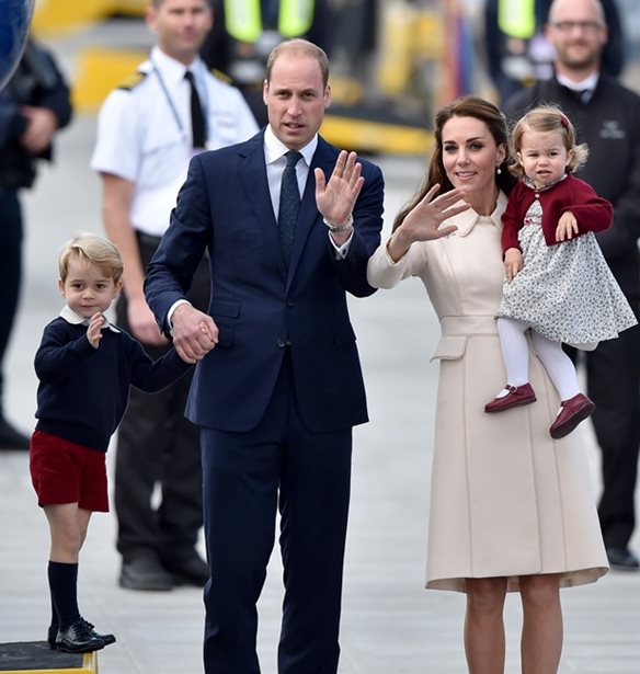 Kate Middleton: &#x39C;&#x3B1;&#x3B6;&#x3AF; &#x3BC;&#x3B5; &#x3C4;&#x3B1; &#x3C0;&#x3B1;&#x3B9;&#x3B4;&#x3B9;&#x3AC; &#x3C3;&#x3C4;&#x3BF; &#x3C4;&#x3B1;&#x3BE;&#x3AF;&#x3B4;&#x3B9; &#x3C3;&#x3C4;&#x3B7;&#x3BD; &#x395;&#x3C5;&#x3C1;&#x3CE;&#x3C0;&#x3B7;
