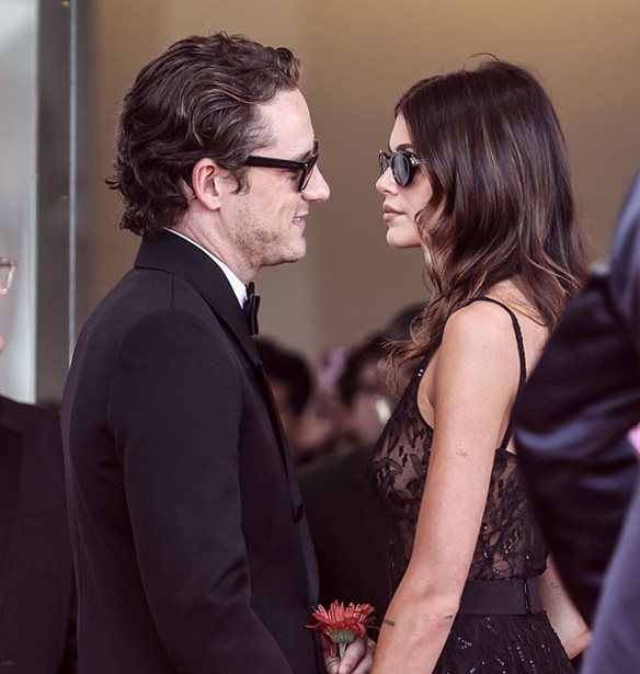 Kaia Gerber &amp; Lewis Pullman | O&#x3B9; &#x3C4;&#x3C1;&#x3C5;&#x3C6;&#x3B5;&#x3C1;&#x3AD;&#x3C2; &#x3C0;&#x3CC;&#x3B6;&#x3B5;&#x3C2; &#x3C3;&#x3C4;&#x3BF; &#x3BA;&#x3CC;&#x3BA;&#x3BA;&#x3B9;&#x3BD;&#x3BF; &#x3C7;&#x3B1;&#x3BB;&#x3AF; &#x3C4;&#x3BF;&#x3C5; &#x3A6;&#x3B5;&#x3C3;&#x3C4;&#x3B9;&#x3B2;&#x3AC;&#x3BB; &#x39A;&#x3B9;&#x3BD;&#x3B7;&#x3BC;&#x3B1;&#x3C4;&#x3BF;&#x3B3;&#x3C1;&#x3AC;&#x3C6;&#x3BF;&#x3C5; &#x3C4;&#x3B7;&#x3C2; &#x392;&#x3B5;&#x3BD;&#x3B5;&#x3C4;&#x3AF;&#x3B1;&#x3C2;
