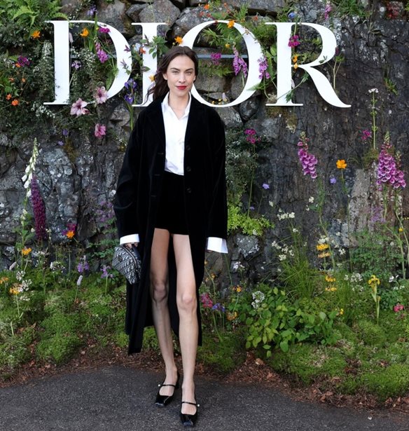 &#x3A4;&#x3BF; &#x3BA;&#x3BF;&#x3BC;&#x3C8;&#x3CC; front row &#x3C3;&#x3C4;&#x3BF; show &#x3C4;&#x3BF;&#x3C5; &#x3BF;&#x3AF;&#x3BA;&#x3BF;&#x3C5; Dior &#x3C3;&#x3C4;&#x3B7;&#x3BD; &#x3A3;&#x3BA;&#x3BF;&#x3C4;&#x3AF;&#x3B1;