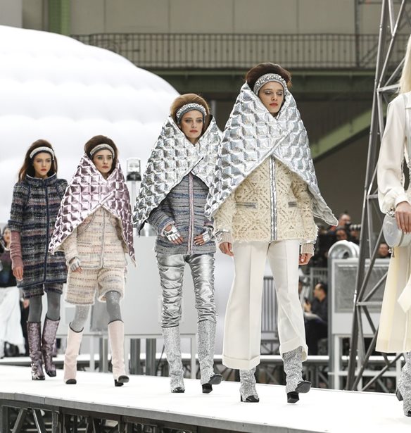 O &#x3BF;&#x3AF;&#x3BA;&#x3BF;&#x3C2; Chanel &#x3B1;&#x3BD;&#x3B1;&#x3BA;&#x3BF;&#x3AF;&#x3BD;&#x3C9;&#x3C3;&#x3B5; &#x3AE;&#x3B4;&#x3B7; &#x3C4;&#x3B7;&#x3BD; &#x3C4;&#x3BF;&#x3C0;&#x3BF;&#x3B8;&#x3B5;&#x3C3;&#x3AF;&#x3B1; &#x3C4;&#x3BF;&#x3C5; &#x3B5;&#x3C0;&#x3CC;&#x3BC;&#x3B5;&#x3BD;&#x3BF;&#x3C5; (&#x3C6;&#x3B1;&#x3BD;&#x3C4;&#x3B1;&#x3C3;&#x3BC;&#x3B1;&#x3B3;&#x3BF;&#x3C1;&#x3B9;&#x3BA;&#x3BF;&#x3CD;) show &#x3C4;&#x3BF;&#x3C5;