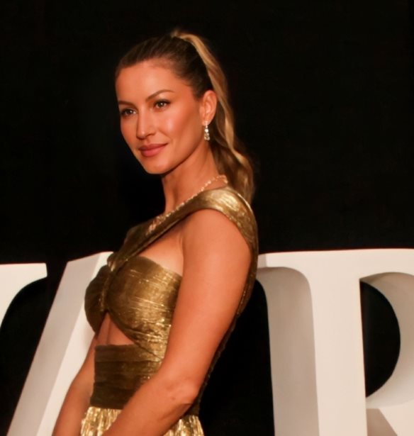 Gisele | &#x3A0;&#x3BF;&#x3B6;&#x3AC;&#x3C1;&#x3B5;&#x3B9; &#x3BC;&#x3B5; &#x3C4;&#x3B9;&#x3C2; 5 &#x3B1;&#x3B4;&#x3B5;&#x3C1;&#x3C6;&#x3AD;&#x3C2; &#x3BA;&#x3B1;&#x3B9; &#x3C4;&#x3BF;&#x3C5;&#x3C2; &#x3B3;&#x3BF;&#x3BD;&#x3B5;&#x3AF;&#x3C2; &#x3C4;&#x3B7;&#x3C2; &#x3C3;&#x3B5; &#x3AD;&#x3BD;&#x3B1; &#x3C0;&#x3C1;&#x3B1;&#x3B3;&#x3BC;&#x3B1;&#x3C4;&#x3B9;&#x3BA;&#x3AC; &#x3C3;&#x3C0;&#x3AC;&#x3BD;&#x3B9;&#x3BF; &#x3C3;&#x3C4;&#x3B9;&#x3B3;&#x3BC;&#x3B9;&#x3CC;&#x3C4;&#x3C5;&#x3C0;&#x3BF;