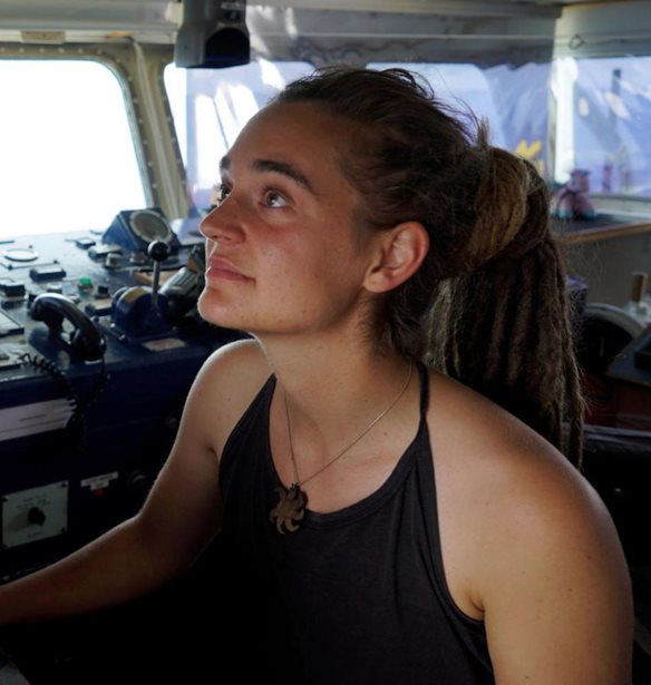 Carola Rackete: &#x3A0;&#x3BF;&#x3B9;&#x3AC; &#x3B5;&#x3AF;&#x3BD;&#x3B1;&#x3B9; &#x3B7; &#x393;&#x3B5;&#x3C1;&#x3BC;&#x3B1;&#x3BD;&#x3AF;&#x3B4;&#x3B1; &#x3BA;&#x3B1;&#x3C0;&#x3B5;&#x3C4;&#x3AC;&#x3BD;&#x3B9;&#x3C3;&#x3C3;&#x3B1; &#x3B3;&#x3B9;&#x3B1; &#x3C4;&#x3B7;&#x3BD; &#x3BF;&#x3C0;&#x3BF;&#x3AF;&#x3B1; &#x3BC;&#x3B9;&#x3BB;&#x3BF;&#x3CD;&#x3BD; &#x3CC;&#x3BB;&#x3B1; &#x3C4;&#x3B1; &#x3B4;&#x3B9;&#x3B5;&#x3B8;&#x3BD;&#x3AE; &#x3BC;&#x3AD;&#x3C3;&#x3B1;