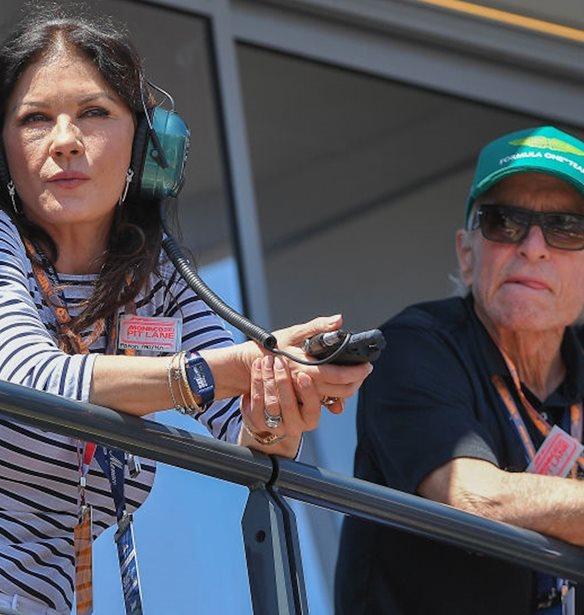 H Catherine Zeta Jones &#x3B1;&#x3C0;&#x3BF;&#x3BA;&#x3AC;&#x3BB;&#x3C5;&#x3C8;&#x3B5; &#x3C4;&#x3BF; &#x3BC;&#x3C5;&#x3C3;&#x3C4;&#x3B9;&#x3BA;&#x3CC; &#x3C4;&#x3BF;&#x3C5; &#x3B3;&#x3AC;&#x3BC;&#x3BF;&#x3C5; &#x3C4;&#x3B7;&#x3C2; &#x3BC;&#x3B5; &#x3C4;&#x3BF;&#x3BD; Michael Douglas