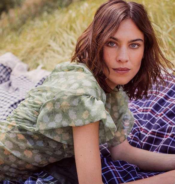 Alexa Chung | &#x3A4;&#x3BF; it girl &#x3AD;&#x3BA;&#x3BF;&#x3C8;&#x3B5; &#x3BC;&#x3CC;&#x3BD;o &#x3C4;&#x3BF;&#x3C5; &#x3C4;&#x3B1; &#x3BC;&#x3B1;&#x3BB;&#x3BB;&#x3B9;&#x3AC; &#x3C4;&#x3BF;&#x3C5; &#x3BA;&#x3B1;&#x3B9; &#x3B1;&#x3C5;&#x3C4;&#x3CC; &#x3B5;&#x3AF;&#x3BD;&#x3B1;&#x3B9; &#x3C4;&#x3BF; &#x3B1;&#x3C0;&#x3BF;&#x3C4;&#x3AD;&#x3BB;&#x3B5;&#x3C3;&#x3BC;&#x3B1;